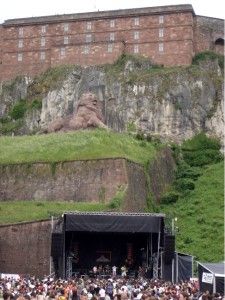 Am Fuß der Festung gibt es nur noch Gitarrensalven.