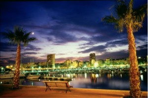 Nachts wird der Hafen von Alicante zur Partyzentrale. Foto: Alicante Tourism Board