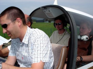 Keine Sorge: Der Pilot ist der junge Mann vorne. Ich genieße nur den Rundflug über die Franch-Comté.