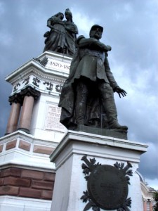 Oberst Pierre Philippe Denfert-Rocherau wurde für seine heldenhafte Verteidigung von Belfort ein Denkmal mitten in der Stadt errichtet.