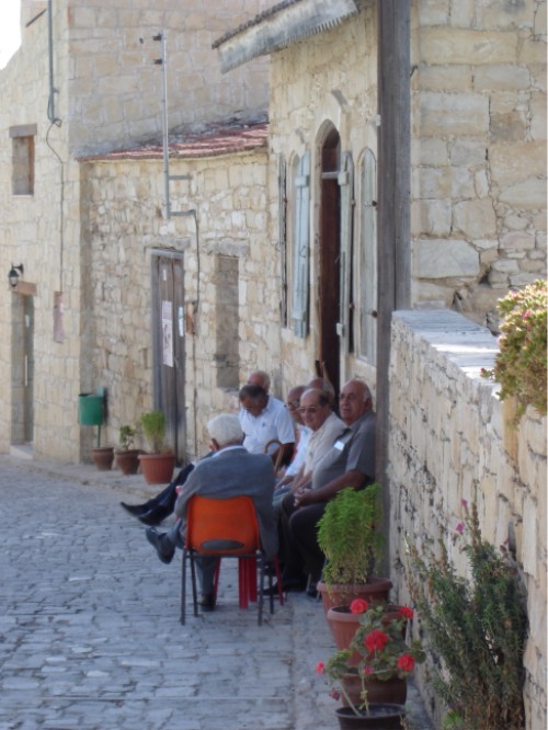 Die alten Leute in Mittelmeerländern machen nie etwas anderes, als pittoresk in engen Gassen rumzusitzen.