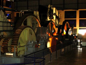 Zwischen diesen Rädern sind in der Zuckerfabrik früher ab und zu mal Arbeiter zerquetscht worden. Im Ernst. Heute ist die Fabrik ein Museum.