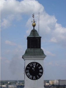 Fünf vor zwölf: Auf dieser Uhr sind die Zeiger vertauscht. Der große zeigt die Stunde an, damit auch die vorbeifahrenden Schiffe auf der Donau ihn erkennen können.