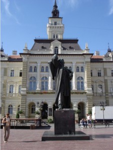 Das Rathaus von Novi Sad. Davor das Denkmal für Svetoslav Miletic, den ehemaligen Bürgermeister.