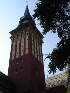 Der Turm der wunderschönen Stadthalle in Subotica.