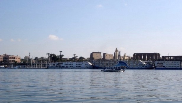 Blick auf Luxor, vom Nil aus. Beim Frühstück auf dem Boot. Ätsch!