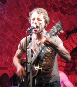 Sänger Klaus Cornfield wird manchmal fast von seiner Gitarre erdrückt.