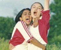 Jess (Parminder Nagra, links) und Jules (Keira Knightley) träumen von einer Karriere als Fußballprofis.