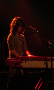 Keyboarderin Beth Murphy hatte ein paar Schwierigkeiten mit ihrem Gesang.