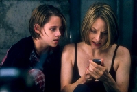 In ihrer neuen Wohnung verstecken sich Meg (Jodie Foster) und ihre Tochter Sarah (Kristen Stewart) vor Einbrechern.