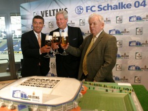 Schalke ist Veltins - Schalke ist Veltins. So heißt hier die Botschaft. 30.000 Liter Bier werden pro Spiel in der Veltins-Arena verkauft. Foto: obs/Brauerei Veltins