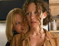 Diana (Ellen van der Koogh) lädt Alexandra (Nienke Brinkhuis) ein, um ihr Sexleben aufzufrischen.