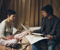 Franck (Guillaume Canet) kümmert sich um seine Mitbewohnerin Camille (Audrey Tautou).
