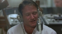 Adrian Cronauer (Robin Williams) soll die Truppe bei Laune halten.