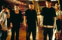 Casey (Elijah Wood, links) und seine Freunde werden von Aliens bedroht.