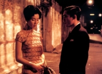 Li-Chen (Maggie Cheung) und Chow (Tony Meung) trösten sich gegenseitig.