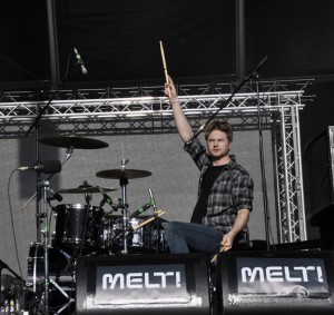 Steven Ansell erklärt noch einmal, wie man ein Schlagzeug bedient.