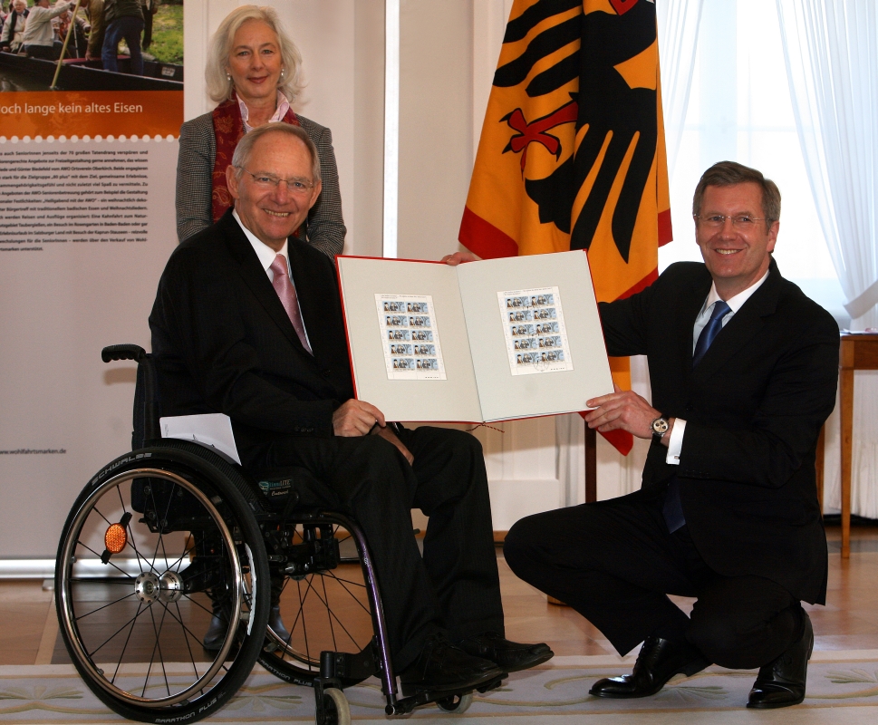 Seit 40 Jahren in der Politik, seit mehr als 20 Jahren im Rollstuhl: Wolfgang Schäuble (links, hier im jahr 2011 mit Christian Wulff). Foto: obs/BAGFW e.V.