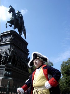 Berlin Der Alte Fritz vor seiner eigenen Statue.
