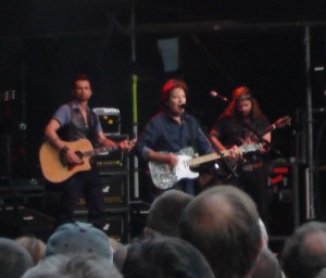 John Fogerty Die anderen auf der Bühne könnten alle seine Söhne sein. Aber John Fogerty beweist selbst noch genug Frische.