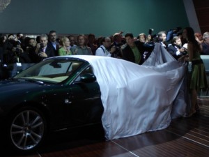 Enthüllung Die edle Zeltgarage ist bei der IAA die dünne Schicht zwischen Gier und Erlösung.