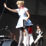 Die Tänzerinnen von Bonaparte verteilten Süßigkeiten für die Fans.