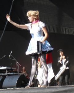 Die Tänzerinnen von Bonaparte verteilten Süßigkeiten für die Fans.
