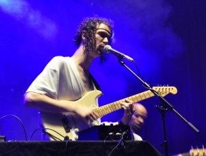 Darwin Deez bot im Intro-Zelt viel Pop und viel Einsatz - ein voller Erfolg.