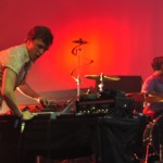 Das Foto täuscht: Bei Friendly Fires geht es nicht so sehr um Synthies, sondern eher um Trommeln.
