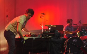 Friendly Fires Das Foto täuscht: Bei Friendly Fires geht es nicht so sehr um Synthies, sondern eher um Trommeln.
