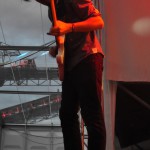 Gitarrist Edd Gibson von Friendly Fires startete den Wettbewerb, wer am besten als antike Statue aussieht.