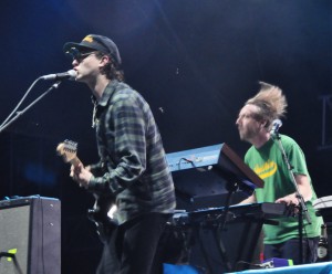 Was der Keyboarder von Jamie T noch lernen muss: Eine Mütze hält die Frisur in Form.