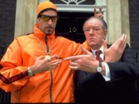 Ali G in da House Ali G (Sacha Baron Cohen, links) wird zum Berater des Ministerpräsidenten.