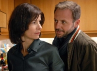 Agnes (Sylvana Krappatsch) betrügt ihren Ehemann Walter (Samuel Fintzi).