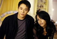 Han (Jet Li) und Trish (Aaliyah) decken einen Komplott auf. Han (Jet Li) und Trish (Aaliyah) decken einen Komplott auf.