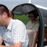 Keine Sorge: Der Pilot ist der junge Mann vorne. Ich genieße nur den Rundflug über die Franch-Comté.