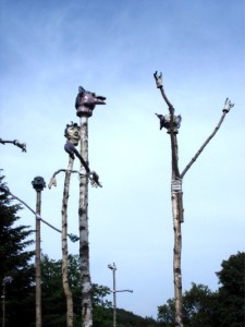 Entlang dieses Wanderwegs sind Kunstwerke aufgestellt.