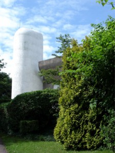 Keine Sorge: Ich bin kein guter Fotograf geworden. Aber die Kapelle von Ronchamp ist ein solches Formenwunder, dass die Bilder wie von selbst beeindruckend aussehen.
