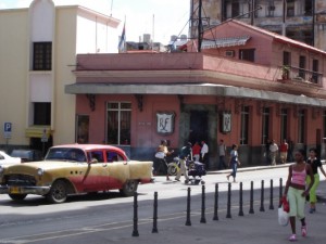 Die Floridita-Bar von außen. Hat fast die Farbe von einem Erdbeer-Daiquiri.
