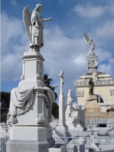 Der Friedhof in Havanna ist wirklich sehenswert. Wie Pere Lachaise, nur mit Sonne.