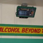 Dieses Schild hängt in einer Bar. Und ist ernst gemeint.