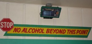 Dieses Schild hängt in einer Bar. Und ist ernst gemeint.