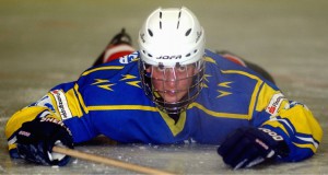 Eishockey Es war ein Riesenspaß. Und das Aufstehen nach einem Sturz habe ich jetzt perfekt drauf. Foto: Charlie Rolff