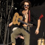 Der Frontmann von Gogol Bordello braucht als Bühnenshow nur eine Weinflasche.