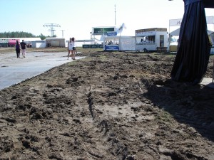 Tagelang hatte es geregnet, entsprechend viel Schlamm gab es auf dem Gelände.