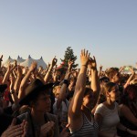 So muss ein Festival aussehen: Sonnencreme statt Regenschirm.