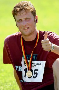 Marathon Eine Mischung aus Erleichterung und Erschöpfung macht sich breit, als endlich das Ziel erreicht ist. Foto: Charlie Rolff