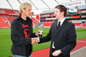 Sami Hyypiä Sami Hyypia freute sich über den Pokal als bester Verteidiger der Saison 20009/10.