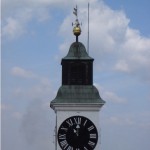 Fünf vor zwölf: Auf dieser Uhr sind die Zeiger vertauscht. Der große zeigt die Stunde an, damit auch die vorbeifahrenden Schiffe auf der Donau ihn erkennen können.