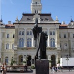 Das Rathaus von Novi Sad. Davor das Denkmal für Svetoslav Miletic, den ehemaligen Bürgermeister.